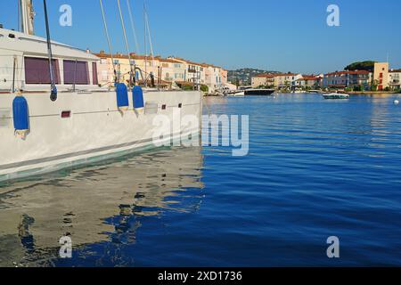 PORT GRIMAUD, FRANKREICH – 27. MAI 2023 – Blick auf Port Grimaud, eine Küstenstadt im Departement Var der Region Provence-Alpes-Côte d’Azur im Südosten Stockfoto