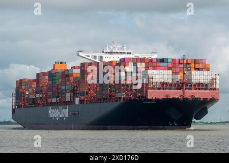 Mit Containern in Elbe bei Hamburg versenden Stockfoto