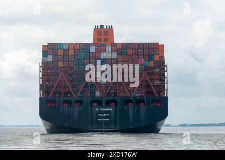 Mit Containern in Elbe bei Hamburg versenden Stockfoto