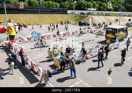 Schweiz, Kanton Tessin, Tour de Suisse 2024, ambri, Gymkhana für Kinder Stockfoto