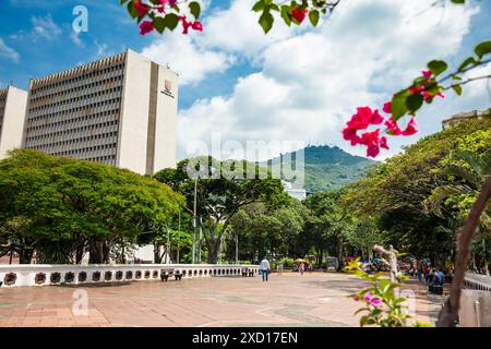 Cali, Kolumbien - 17. Juni 2024: Blick auf den Paseo Bolivar Platz und das Cali Mayors Gebäude von der historischen Ortiz Brücke an einem schönen sonnigen Tag Stockfoto