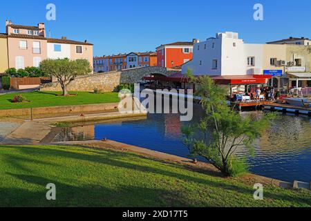 PORT GRIMAUD, FRANKREICH – 27. MAI 2023 – Blick auf Port Grimaud, eine Küstenstadt im Departement Var der Region Provence-Alpes-Côte d’Azur im Südosten Stockfoto