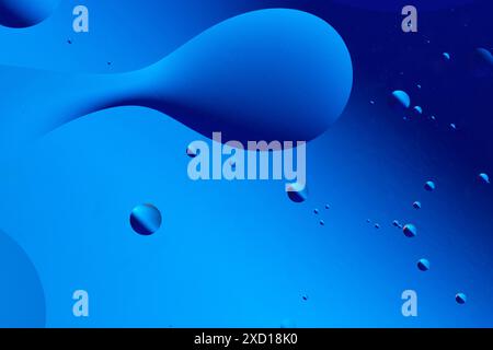 Fließende blaue Formen und Blasen schaffen eine abstrakte, ruhige Unterwasserszene mit glatten und fließenden Mustern Stockfoto