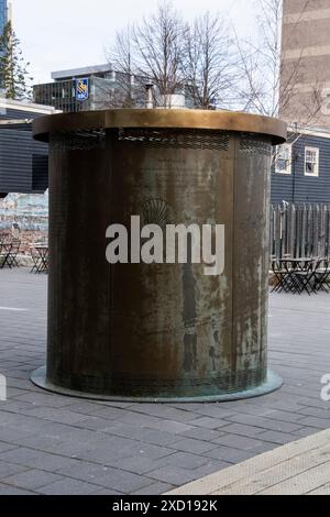 Kupferzylinder mit Karten- und Entfernungsreferenzen an der Uferpromenade in Halifax, Nova Scotia, Kanada Stockfoto