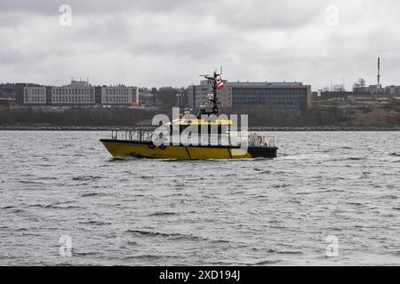 Gelbes Pilotboot im Hafen von Halifax, Nova Scotia, Kanada Stockfoto