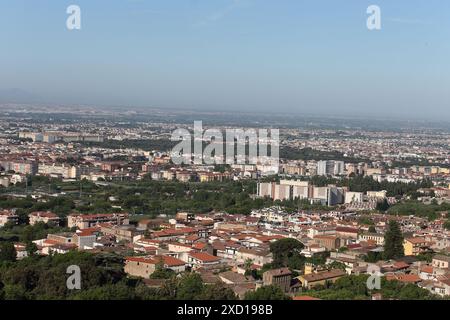 Caserta, Italien - 14. Juni 2024. Stadtpanorama mit Blick von Casertavecchia Stockfoto