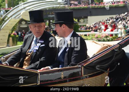 Ascot, Berkshire, Großbritannien. Juni 2024. Prinzessin Eugenie, Jack Brooksbank, Lady Sarah Keswick und Sir Mark Prescott kommen am zweiten Tag von Royal Ascot auf dem Parade Ring auf der Ascot Racecourse an Stockfoto