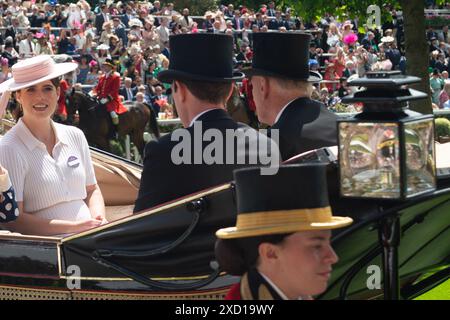 Ascot, Berkshire, Großbritannien. Juni 2024. Prinzessin Eugenie, Jack Brooksbank, Lady Sarah Keswick und Sir Mark Prescott kommen am zweiten Tag von Royal Ascot auf dem Parade Ring auf der Ascot Racecourse an Stockfoto