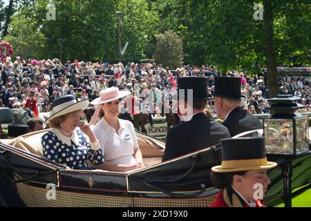 Ascot, Berkshire, Großbritannien. Juni 2024. Prinzessin Eugenie, Jack Brooksbank, Lady Sarah Keswick und Sir Mark Prescott kommen am zweiten Tag von Royal Ascot auf dem Parade Ring auf der Ascot Racecourse an Stockfoto