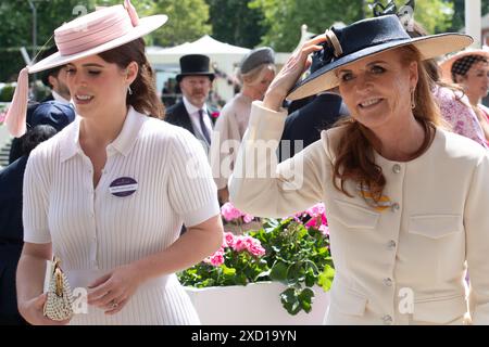 Ascot, Berkshire, Großbritannien. Juni 2024. Prinzessin Eugenie und ihre Mutter Sarah Ferguson nehmen an Tag zwei von Royal Ascot auf der Ascot Racecourse in Berkshire Teil Stockfoto