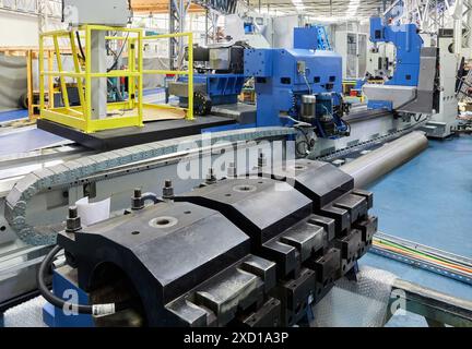 Bearbeitungszentrum, CNC, horizontale Dreh- und Fräsmaschine. Konstruktion, Herstellung und Montage von Werkzeugmaschinen, Metallindustrie, Mechanische Arbeitsstätte Stockfoto