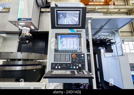 Steuerungszentrum, Werkzeugmaschinenbau, Bearbeitungszentrum, CNC, Drehmaschine für Vertikaldrehung und Fräsen, Metallindustrie, Gipuzkoa, Baskenland, Sp Stockfoto