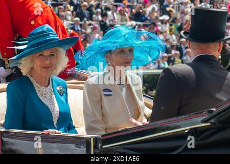 Ascot, Berkshire, Großbritannien. Juni 2024. Königin Camilla und Prinz William, der Prinz von Wales, kommen mit dem Earl und der Countess of Halifax in der königlichen Prozession an Tag zwei der Royal Ascot Credit: Maureen McLean/Alamy Live News Stockfoto