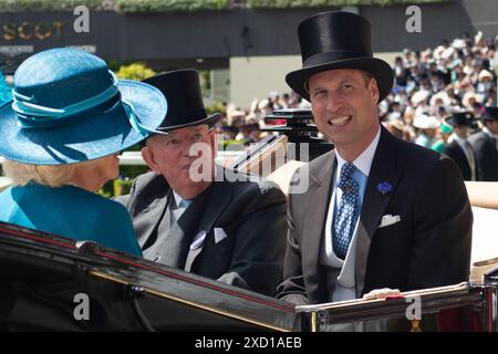 Ascot, Berkshire, Großbritannien. Juni 2024. Königin Camilla und Prinz William, der Prinz von Wales, kommen mit dem Earl und der Countess of Halifax in der königlichen Prozession an Tag zwei der Royal Ascot Credit: Maureen McLean/Alamy Live News Stockfoto