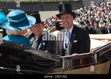 Ascot, Berkshire, Großbritannien. Juni 2024. Königin Camilla und Prinz William, der Prinz von Wales, kommen mit dem Earl und der Countess of Halifax in der königlichen Prozession an Tag zwei der Royal Ascot Credit: Maureen McLean/Alamy Live News Stockfoto