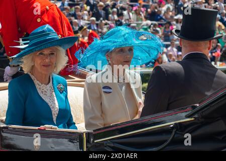 Ascot, Berkshire, Großbritannien. Juni 2024. Königin Camilla und Prinz William, der Prinz von Wales, kommen mit dem Earl und der Countess of Halifax in der königlichen Prozession an Tag zwei der Royal Ascot Credit: Maureen McLean/Alamy Live News Stockfoto