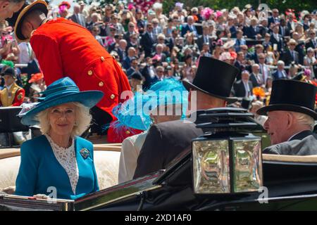 Ascot, Berkshire, Großbritannien. Juni 2024. Königin Camilla und Prinz William, der Prinz von Wales, kommen mit dem Earl und der Countess of Halifax in der königlichen Prozession an Tag zwei der Royal Ascot Credit: Maureen McLean/Alamy Live News Stockfoto