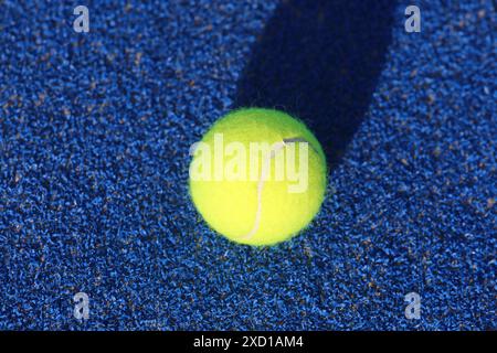 Der Tennisball auf dem Padel-Platz Stockfoto