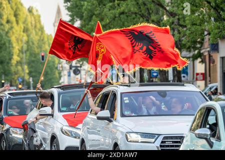 Albanische Fußballfans feiern das Unentschieden im Spiel gegen Kroatien, fahren mit albanischen Flaggen durch die Leopoldstraße, Fußball-EM, München, 19. Juni 2024 Deutschland, München, 19. Juni 2024, albanische Fußballfans feiern nach dem Unentschieden 2:2 im Spiel gegen Kroatien, fahren hupend durch die Leopoldstraße und schwenken albanische Fahnen, Mittwochabend, Fußball-EM, UEFA EURO 2024, Fußball-Europameisterschaft, Fußball, Sport, *** albanische Fußballfans feiern das Unentschieden im Spiel gegen Kroatien, fahren mit albanischen Fahnen durch die Leopoldstraße, Fußball-Europameisterschaft, M Stockfoto