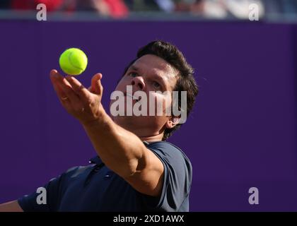 London, Großbritannien. 19. Juni 2024; Cinch Championships, Queens Club, West Kensington, London, England: Cinch Championships Queens Club, Tag 3; Milos Raonic (CAN) dient Taylor Fritz (USA), Männer Singles Match Credit: Action Plus Sports Images/Alamy Live News Stockfoto