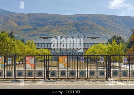 Sofia, Bulgarien - 16. Oktober 2023: Nationales Geschichtsmuseum in der Vitoshko Lale Straße Herbsttag. Stockfoto