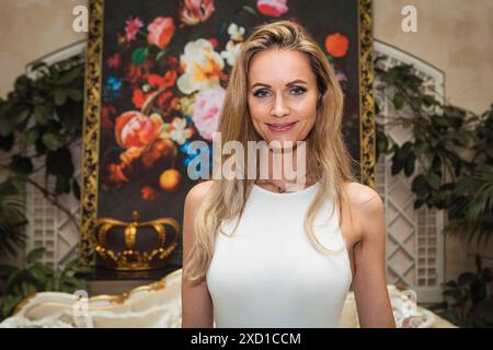 POMPÖÖS Provence , Möbelpräsentation von Harald Glööckler im Adlon, Berlin, 19.06.2024 Jenice aka Franziska Czurratis bei der Präsentation der Möbel- und Homewear-Kollektion Pompöös Provence von Stardesigner Harald Glööckler im Hotel Adlon, Berlin, 19.06.2024. Die Kollektion Pompöös Provence von Casa Padrino besteht aus Schlafmöbeln, Sitzmöbeln und Teppichen. Berlin-Mitte Hotel Adlon Berlin Deutschland *** Pompöös Provence , Möbelpräsentation von Harald Glööckler im Adlon, Berlin, 19 06 2024 Jenice aka Franziska Czurratis bei der Präsentation der Möbel- und Homewear-Kollektion Pomp Stockfoto