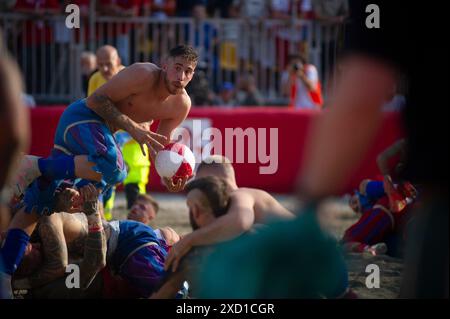 FLORENZ, ITALIEN, 15. JUNI Finale zwischen Rossi von Santa Maria Novella und Blue Azzurri von Santa Croce. - Blauer Teamspieler entkommt mit dem Ball. Der Calcio Storico Fiorentino (historischer Fußball von Florenz), auch bekannt als Calcio in Kostümen (Kostümfußball), ist ein Mannschaftsspiel mit einem Ball, der weit zurückreicht und heute eine der ältesten florentinischen Traditionen ist. Den Spielen geht eine Prozession von der Piazza Santa Maria Novella zur Piazza Santa Croce voraus, wo das Spielfeld eingerichtet wird. Das Spiel von Calcio Storico Fiorentino ist eine Herausforderung zwischen den vier Vierteln der Stadt. Die Übereinstimmungen sind Stockfoto