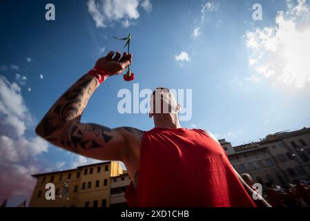 FLORENZ, ITALIEN, 15. JUNI Finale zwischen Rossi von Santa Maria Novella und Blue Azzurri von Santa Croce. - Es ist Tradition, dass Teamspieler den Fans Blumen schenken. Der Calcio Storico Fiorentino (historischer Fußball von Florenz), auch bekannt als Calcio in Kostümen (Kostümfußball), ist ein Mannschaftsspiel mit einem Ball, der weit zurückreicht und heute eine der ältesten florentinischen Traditionen ist. Den Spielen geht eine Prozession von der Piazza Santa Maria Novella zur Piazza Santa Croce voraus, wo das Spielfeld eingerichtet wird. Das Spiel von Calcio Storico Fiorentino ist eine Herausforderung zwischen den vier Vierteln der Stockfoto