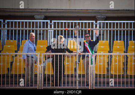 FLORENZ, ITALIEN, 15. JUNI Finale zwischen Rossi von Santa Maria Novella und Blue Azzurri von Santa Croce. Dario Nardella, Bürgermeister der Stadt. Der Calcio Storico Fiorentino (historischer Fußball von Florenz), auch bekannt als Calcio in Kostümen (Kostümfußball), ist ein Mannschaftsspiel mit einem Ball, der weit zurückreicht und heute eine der ältesten florentinischen Traditionen ist. Den Spielen geht eine Prozession von der Piazza Santa Maria Novella zur Piazza Santa Croce voraus, wo das Spielfeld eingerichtet wird. Das Spiel von Calcio Storico Fiorentino ist eine Herausforderung zwischen den vier Vierteln der Stadt. Die Spiele werden in gespielt Stockfoto