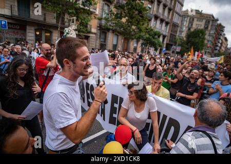 Barcelona, Spanien. Juni 2024. Ein Demonstrant liest das Manifest, das die Kundgebung und den marsch abschloss. Tausende von Menschen haben sich in der Aragón-Straße versammelt, um gegen die Formel-1-Autoausstellung und das Fan-Festival im Stadtzentrum zu protestieren, das enorme Staus und Luftverschmutzung verursacht hat. Die Demonstranten fordern, dass die Stadt nicht an große elitäre Handelsmarken verkauft werden darf. (Foto: Paco Freire/SOPA Images/SIPA USA) Credit: SIPA USA/Alamy Live News Stockfoto