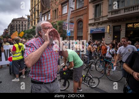 Barcelona, Spanien. Juni 2024. Während der Demonstration wird ein Demonstrant mit Slogans geschrien. Tausende von Menschen haben sich in der Aragón-Straße versammelt, um gegen die Formel-1-Autoausstellung und das Fan-Festival im Stadtzentrum zu protestieren, das enorme Staus und Luftverschmutzung verursacht hat. Die Demonstranten fordern, dass die Stadt nicht an große elitäre Handelsmarken verkauft werden darf. (Foto: Paco Freire/SOPA Images/SIPA USA) Credit: SIPA USA/Alamy Live News Stockfoto