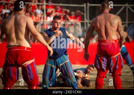 FLORENZ, ITALIEN, 15. JUNI Finale zwischen Rossi von Santa Maria Novella und Blue Azzurri von Santa Croce. - Blauer Teamspieler schnupft vor Ermüdung. Der Calcio Storico Fiorentino (historischer Fußball von Florenz), auch bekannt als Calcio in Kostümen (Kostümfußball), ist ein Mannschaftsspiel mit einem Ball, der weit zurückreicht und heute eine der ältesten florentinischen Traditionen ist. Den Spielen geht eine Prozession von der Piazza Santa Maria Novella zur Piazza Santa Croce voraus, wo das Spielfeld eingerichtet wird. Das Spiel von Calcio Storico Fiorentino ist eine Herausforderung zwischen den vier Vierteln der Stadt. Die Übereinstimmungen sind Stockfoto