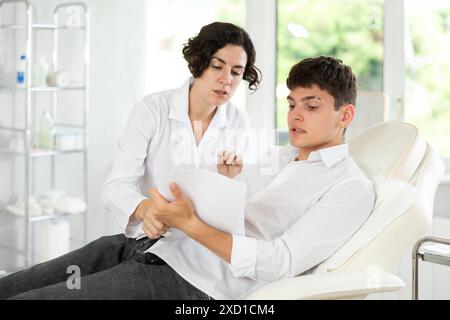 Männliche Patientendokumente signieren Stockfoto