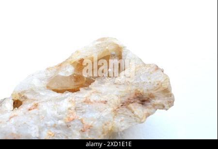 Cluster natürlicher Quarzkristalle auf weißem Hintergrund. Stockfoto