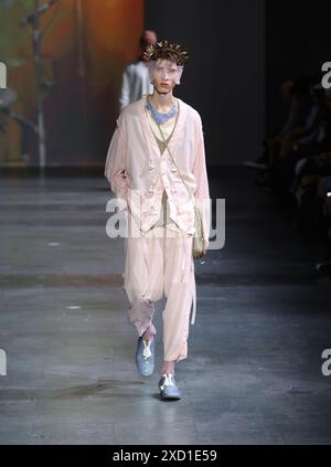 Paris, Frankreich. Juni 2024. (240619) -- PARIS, 19. Juni 2024 (Xinhua) -- Ein Model präsentiert eine Kreation aus den Herrenmode Frühjahr/Sommer 2025 Kollektionen von Undercover während der Paris Fashion Week am 19. Juni 2024 in Paris, Frankreich. (MeetEurope/Handout via Xinhua) Credit: Xinhua/Alamy Live News Stockfoto