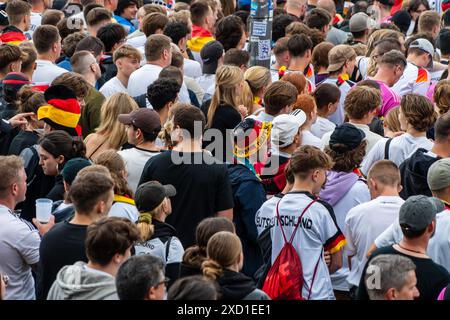 Berlin Deutschland 19. Juni 2024: Man sieht das Fußballspiel zwischen Deutschland und Ungarn in der Vorrunde der Euro2024 in der Fanzone. Stockfoto