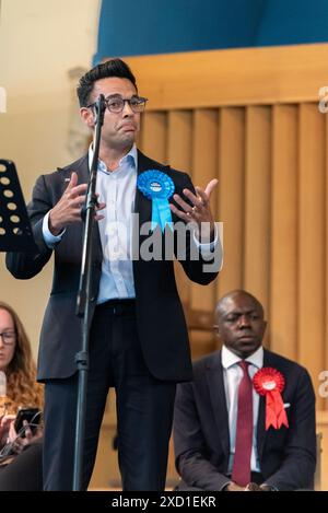 Belle Vue Baptist Church, Southend on Sea, Essex, Großbritannien. Juni 2024. Die wichtigsten Kandidaten, die für den Wahlkreis kandidieren, haben sich bei den Zusammenstößen versammelt, um ihre Manifeste vorzubringen und Fragen der Öffentlichkeit zu beantworten. Diese und ihre bisherige Bezirksgrenze von Southend East sind seit ihrer Gründung im Jahr 1950 konservativ. 2024 Kandidaten sind Gavin Haran (Con - Speaking) und Bayo Alaba (Lab - sitzend) Stockfoto