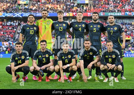 Spieler aus Schottland mit Ché Adams (10) aus Schottland, Torhüter Angus Gunn (1) aus Schottland, Jack Hendry (13) aus Schottland, Scott McTominay (4) aus Schottland, Grant Hanley (5) aus Schottland, John McGinn (7) aus Schottland, Billy Gilmour (14) aus Schottland, Andrew Robertson (3) aus Schottland, Kieran Tierney (6) aus Schottland, Anthony Ralston (2) aus Schottland und Callum McGregor (8) aus Schottland posieren für ein Mannschaftsfoto während eines Fußballspiels zwischen den Nationalmannschaften Schottlands und der Schweiz am zweiten Spieltag in Gruppe A in der Gruppenphase des UEFA Euro 2024-Turniers, am Mittwoch, 19. Juni 2024 in Köln Stockfoto