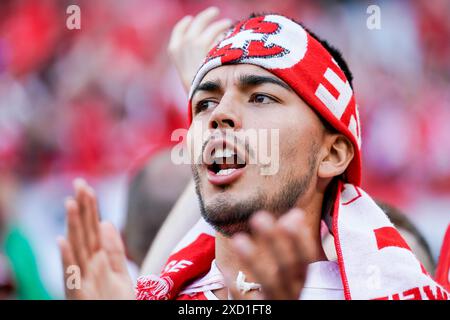 Köln, Deutschland. Juni 2024. Köln, Deutschland, 19. Juni 2024: Fans der Schweiz während der UEFA EURO 2024 Germany Group A Fußballspiel zwischen Schottland und der Schweiz im Kölner Stadion. (Daniela Porcelli/SPP) Credit: SPP Sport Press Photo. /Alamy Live News Stockfoto
