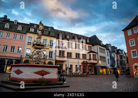 Barocker Petrusbrunnen oder Petersbrunnen am Hauptmarkt in Trier. Stockfoto