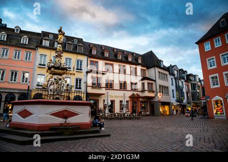 Barocker Petrusbrunnen oder Petersbrunnen am Hauptmarkt in Trier. Stockfoto