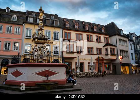 Barocker Petrusbrunnen oder Petersbrunnen am Hauptmarkt in Trier. Stockfoto