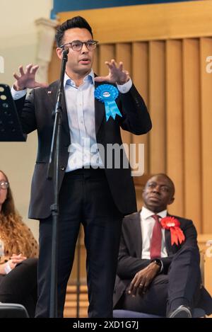 Belle Vue Baptist Church, Southend on Sea, Essex, Großbritannien. Juni 2024. Die wichtigsten Kandidaten, die für den Wahlkreis kandidieren, haben sich bei den Zusammenstößen versammelt, um ihre Manifeste vorzubringen und Fragen der Öffentlichkeit zu beantworten. Diese und ihre bisherige Bezirksgrenze von Southend East sind seit ihrer Gründung im Jahr 1950 konservativ. 2024 Kandidaten sind Gavin Haran (Con - Speaking) und Bayo Alaba (Labour - Sitze) Stockfoto