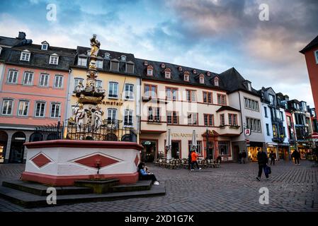 Barocker Petrusbrunnen oder Petersbrunnen am Hauptmarkt in Trier. Stockfoto