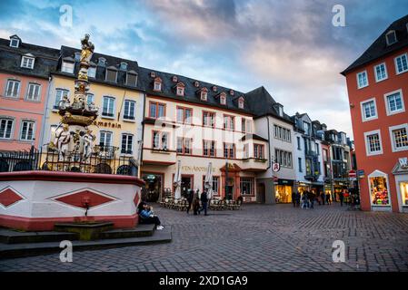 Barocker Petrusbrunnen oder Petersbrunnen am Hauptmarkt in Trier. Stockfoto