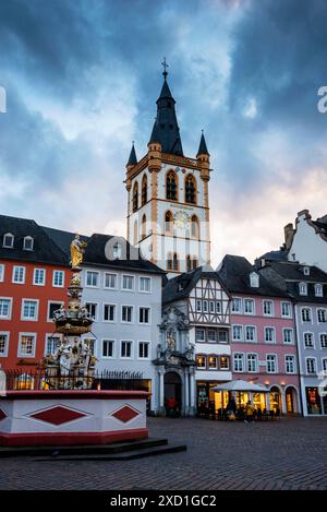 Barocker Petrusbrunnen am Hauptmarkt in Trier. Stockfoto