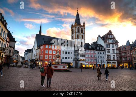 Hauptmarkt in Trier und barocker Petrusbrunnen-Brunnen und barockes St. Gangolf-Portal zum gotischen St. Gangolf. Stockfoto