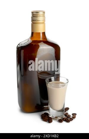 Kaffeesahne in der Flasche, Glas und Bohnen isoliert auf weiß Stockfoto