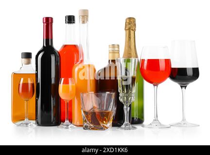 Flaschen und Gläser mit verschiedenen alkoholischen Getränken isoliert auf weiß Stockfoto