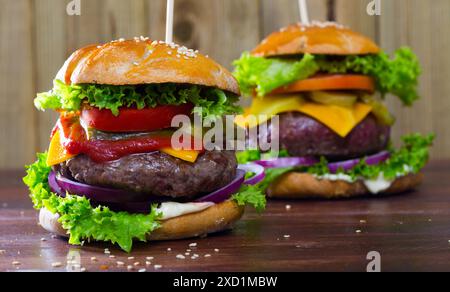 Zwei Cheeseburger Stockfoto